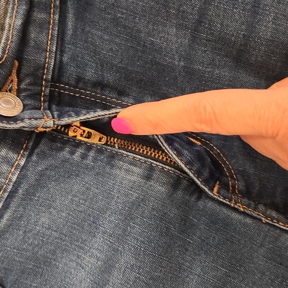 Medium wash Levi's jean shorts size 33! - Picture 7 of 11